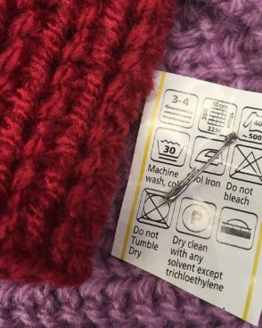 Écharpe en laine mauve et rouge