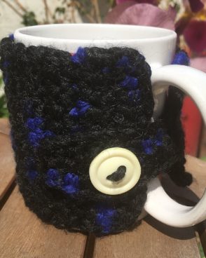 Cache Mug en Laine noire et bleue à bouton