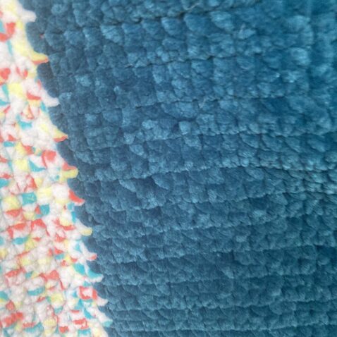 Couverture bleu canard avec cœur moucheté – Image 6