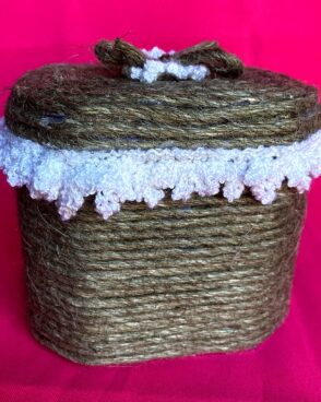 Boîte à thé décorée au fil de jute et coton bouclé