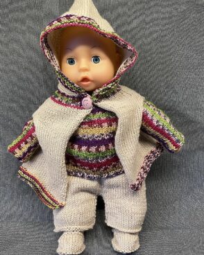 Tenue de poupon tricotée en laine – Modèle Cape et pantalon