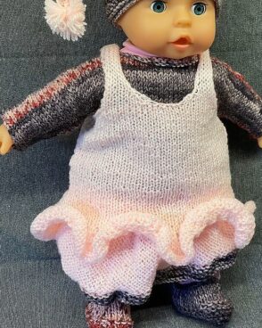 Tenue de poupon tricotée en laine – Modèle Robe et Bonnet