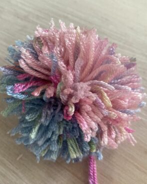 Pompon en laine – bleu rose et vert