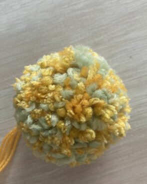 Pompon en laine – jaune doré vert