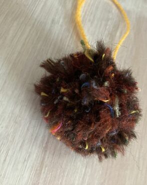 Pompon en laine – marron avec des fils colorés