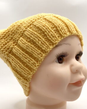 Bonnet bébé en laine jaune d’or