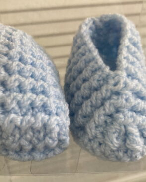 Chaussons en laine bleu layette